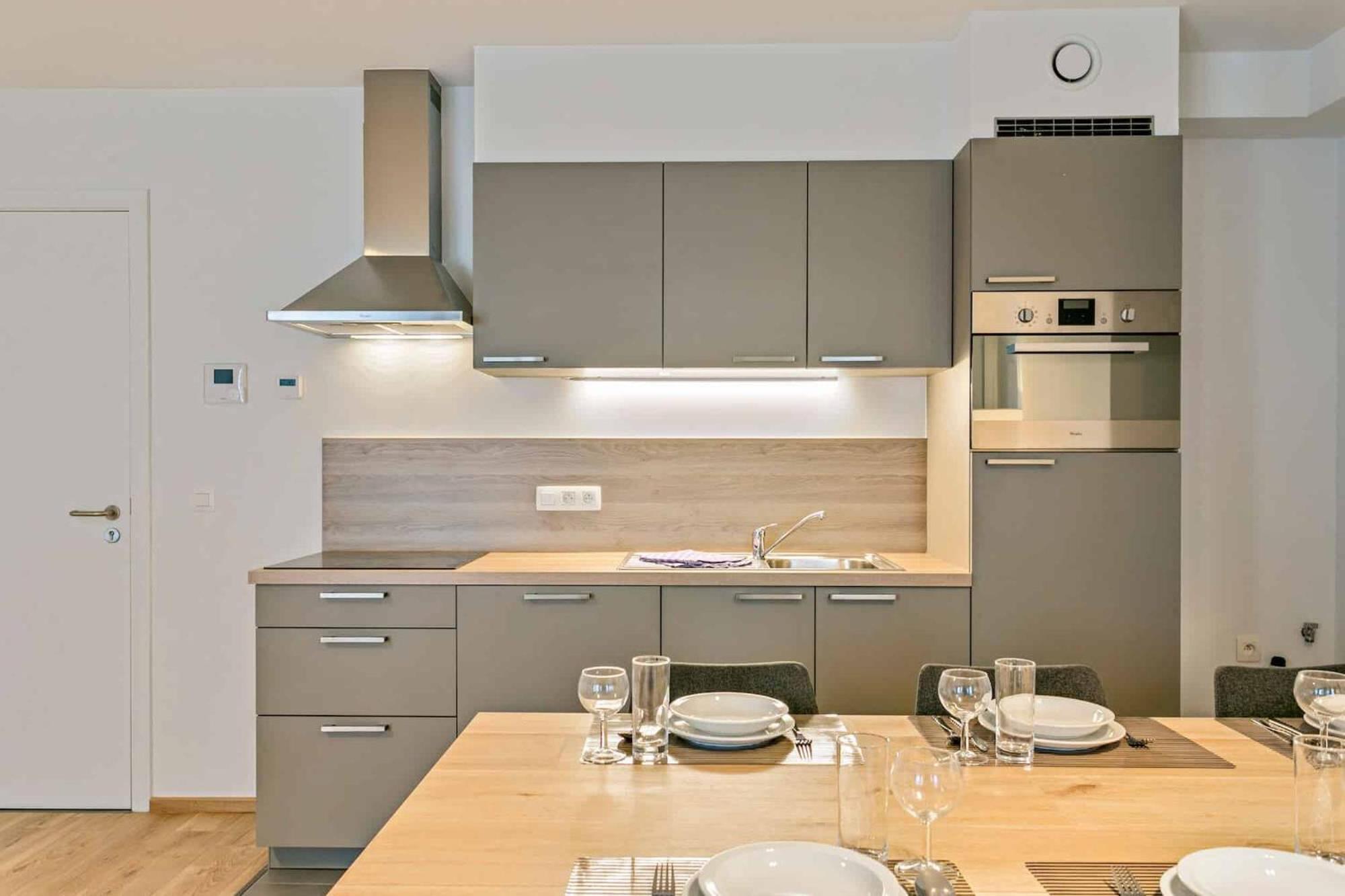 Căn hộ Furnished 2 Bedroom In Center *